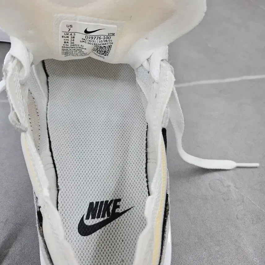 [BUNJANG] Nike Waffle One SE White Multi-Color Sneakers DJ9776-100 / 나이키 와플 원 SE 화이트 멀티 컬러 DJ9776-100 240