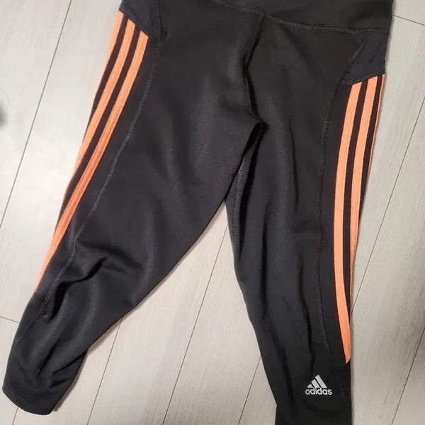[BUNJANG] Adidas Women's 3/4 Running Tights Size 90s / 새상품급) 아디다스 여성용 3/4 러닝 타이즈 사이즈90s  집에서 시착만 해봤어요  여러 중고사이트에도 같이 판매하고 있어서 삭제되면 팔린거에요~ 오염 하자 없이 깨끗해요^^ 세