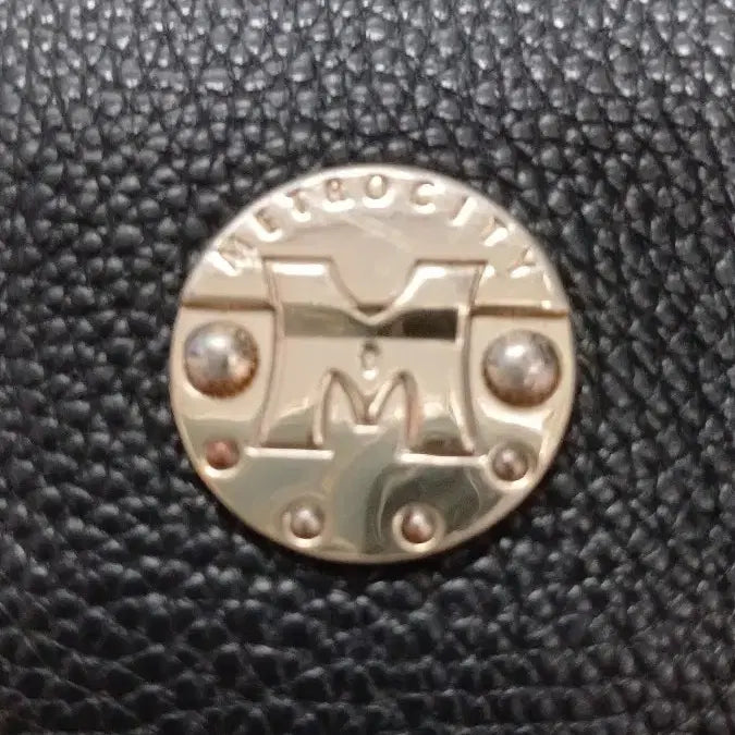 [BUNJANG] Metrociti Black Leather Logo Crossbody Bag / 메트로시티 블랙 가죽 로고 장식