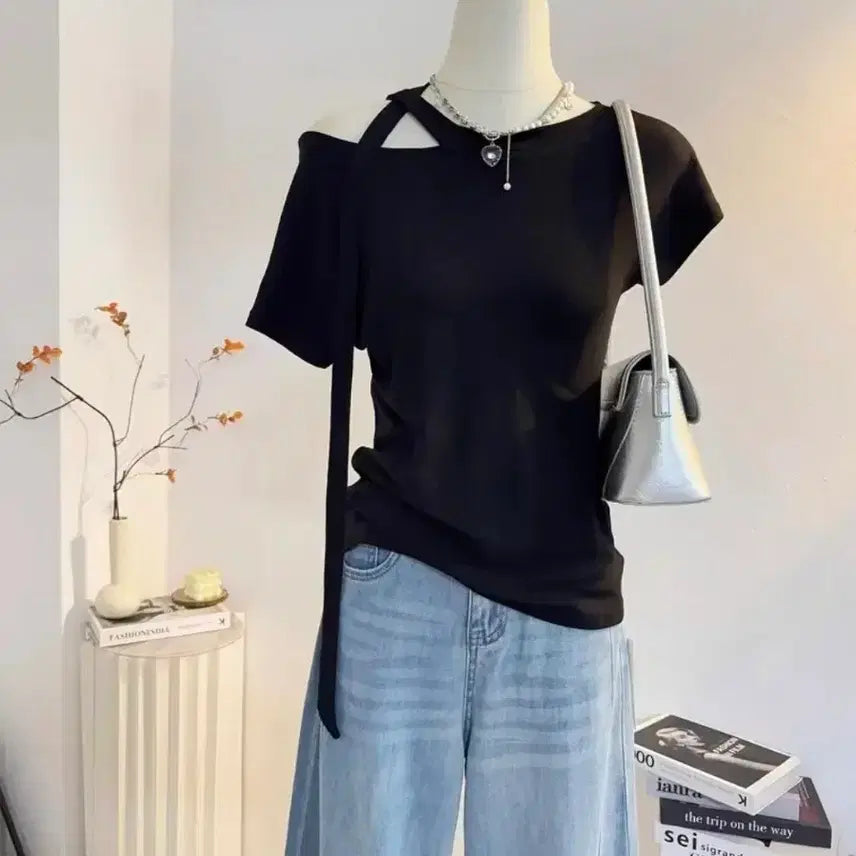 [BUNJANG] Black Off-the-Shoulder Strap Short Sleeve T-Shirt / 새상품) 오프숄더 스트랩 블랙 반팔 티셔츠