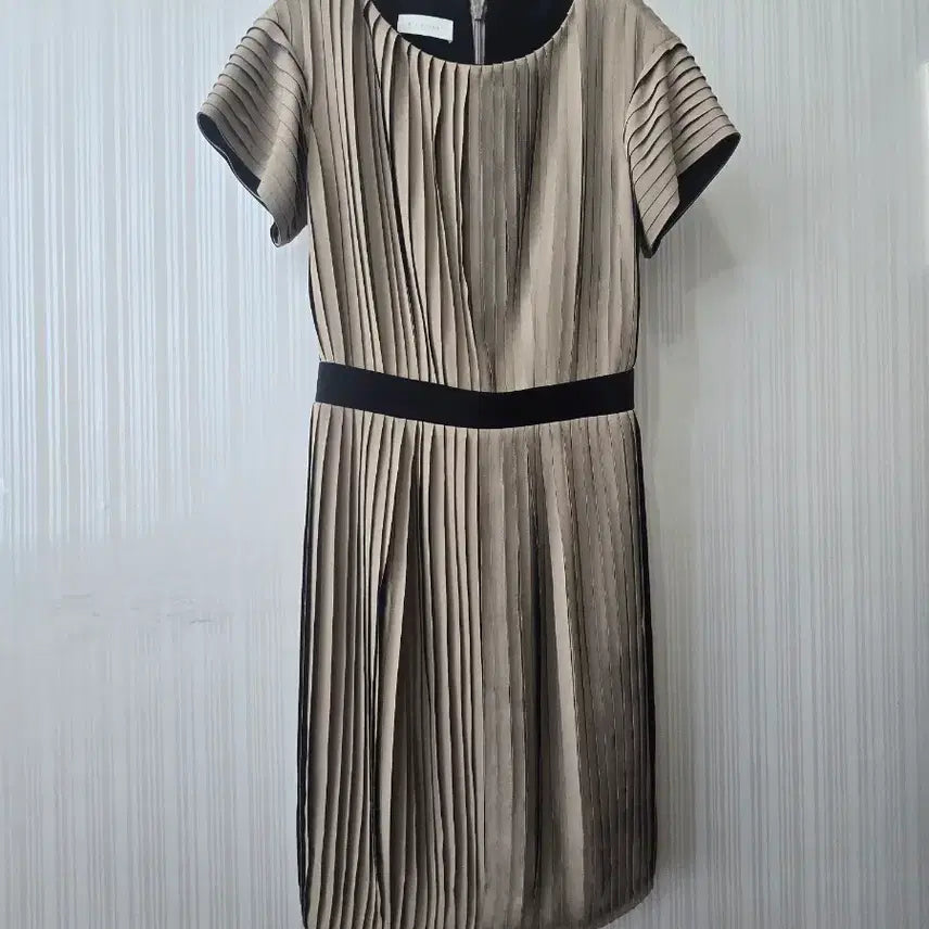 [BUNJANG] MICHAA Pleated Dress Beige / MICHAA 미샤. 스타일리쉬 플리츠 원피스 55