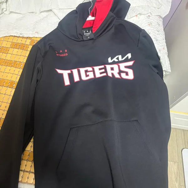 [BUNJANG] Kia Tigers 24 Authentic Hoodie L / 기아타이거즈 24 어센틱 후드티 L