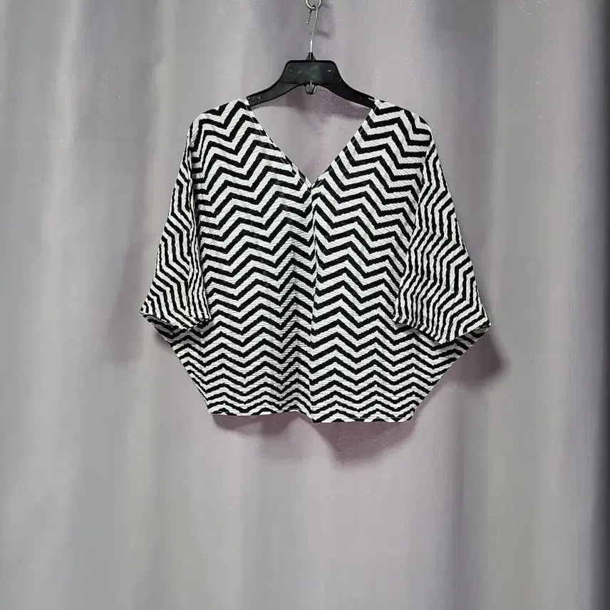 [BUNJANG] Zigzag V-Neck Pleated Blouse / 지그재그 브이넥 플리츠 블라우스
