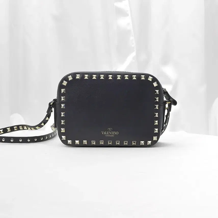 [BUNJANG] Valentino Black Calfskin Rockstud Small Camera Crossbody Bag NW1B0809VSF / 발렌티노 NW1B0809VSF 블랙 카프스킨 락스터드 스몰 카메라 크로스백