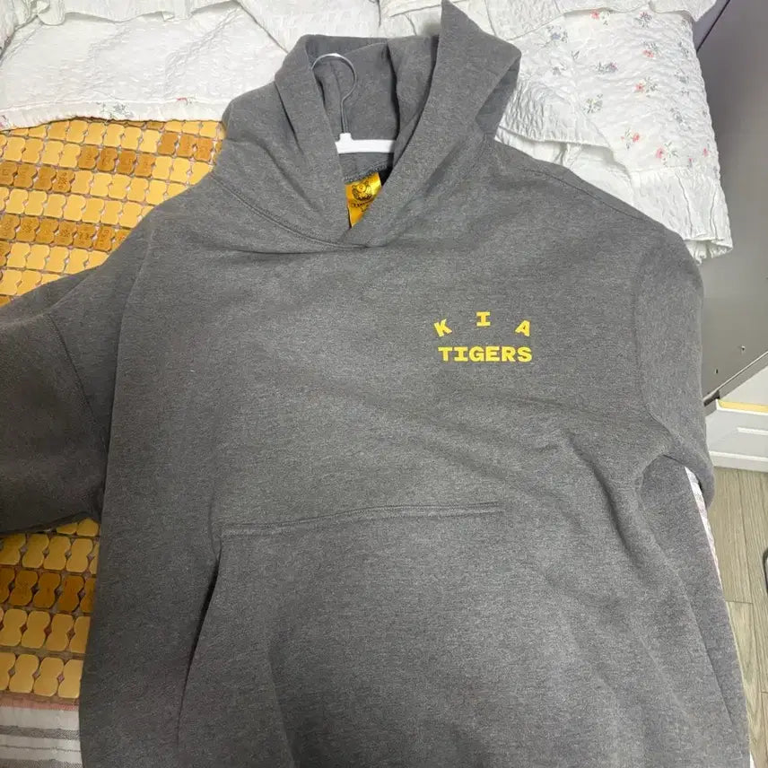 [BUNJANG] Kia Tigers 2024 Media Day Hoodie (Fleece Lined) / 기아 24 미디어데이 후드티(기모) L 판매
