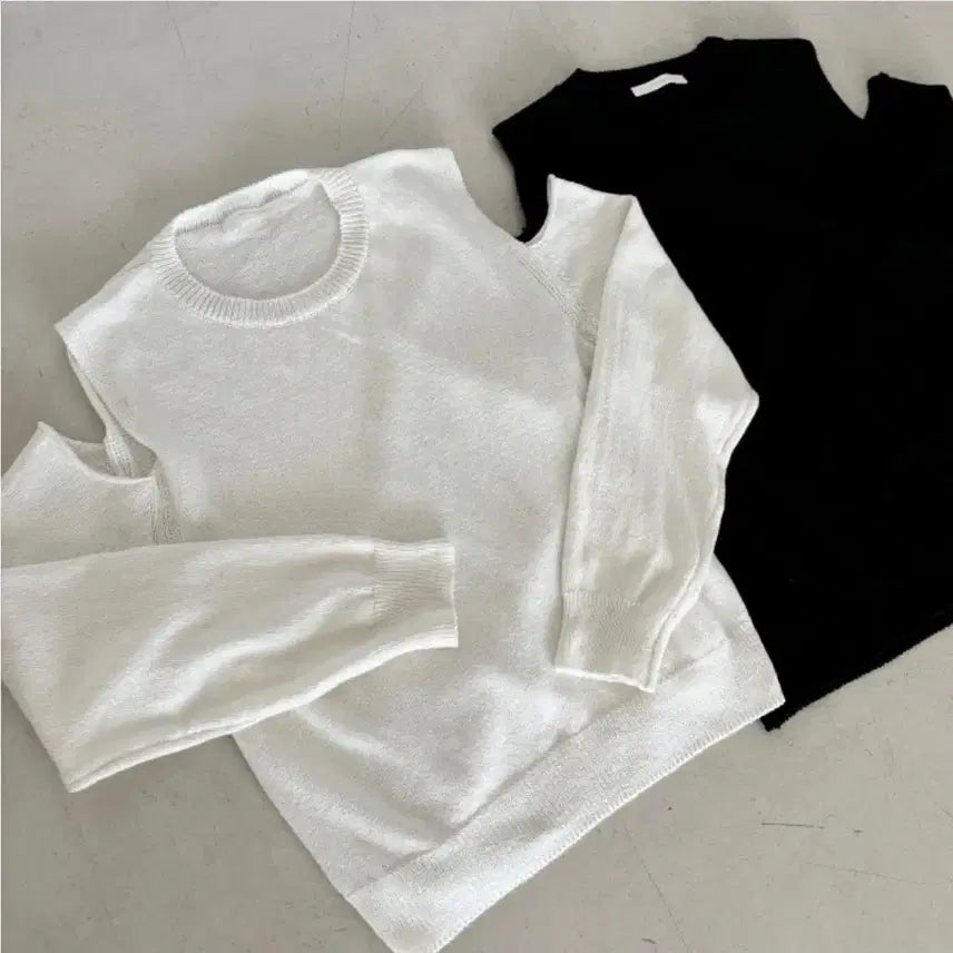 [BUNJANG] Chunitori Shoulder Cutout Knit Black / 츄니토리 어깨트임니트 블랙