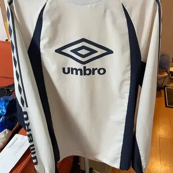 [BUNJANG] Umbro Functional Woven Warm-up Track Jacket (Ivory/Navy, Size 105) / 엄브로 기능성 우븐 웜업 피스테 긴팔 아이보리 네이비 105
