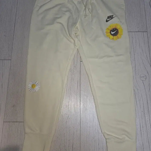 [BUNJANG] Nike Smiley Sunflower Daisy Shorts Yellow / 나이키 스마일리 해바라기 데이지 반바지 옐로우