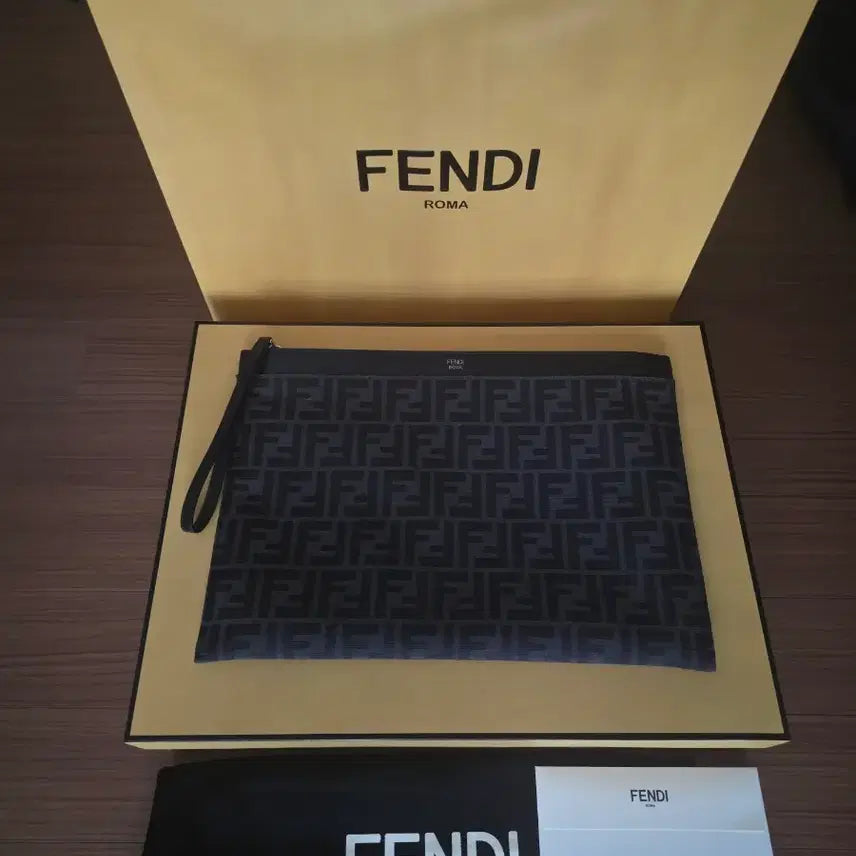 [BUNJANG] Fendi Monster Logo Clutch / 펜디 몬스터 로고 클러치