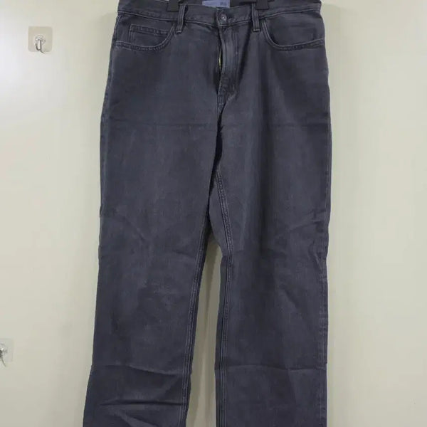 [BUNJANG] Uniqlo JW Anderson Straight Jeans (Black Blue) Size 35 & Uniqlo U Straight Jeans (Medium Blue) Size 34 Bundle / 유니클로 JW앤더슨 스트레이트진 흑청 블루 35 유니클로U 중청 34