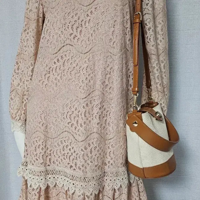 [BUNJANG] Pink Lace Button-Back Blouse / 분홍 레이스 뒤 단추 안감 있음.