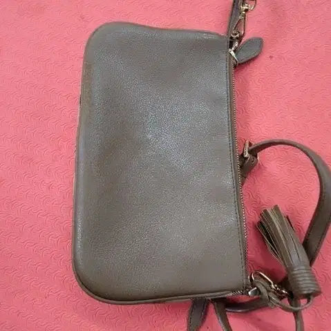 [BUNJANG] Daks Khaki Leather Shoulder Bag with Tassel / 카키색 가죽 숄더백 태슬 장식닥스
