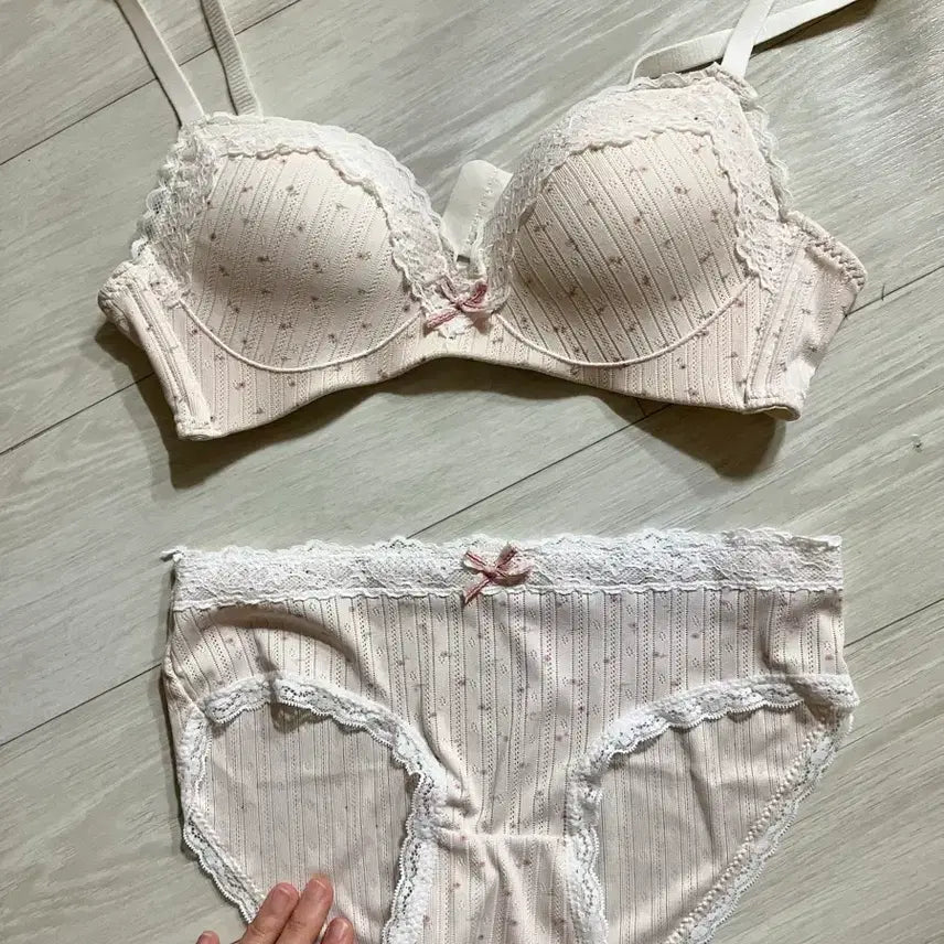 [BUNJANG] Pink Floral Embroidery Lace Bra and Panty Set / 핑크 꽃자수 레이스 브라팬티 세트