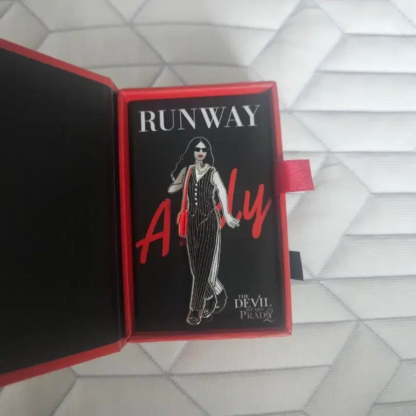 [BUNJANG] The Devil Wears Prada Andy Pin / 악마는 프라다를 입는다 앤디 뱃지