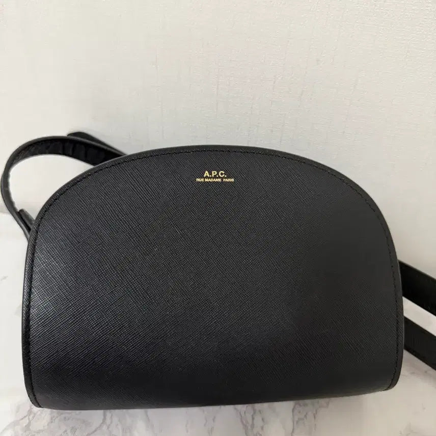 [BUNJANG] A.P.C. Saffiano Half Moon Bag Black / A.P.C 아페쎄 사피아노 하프문백 블랙