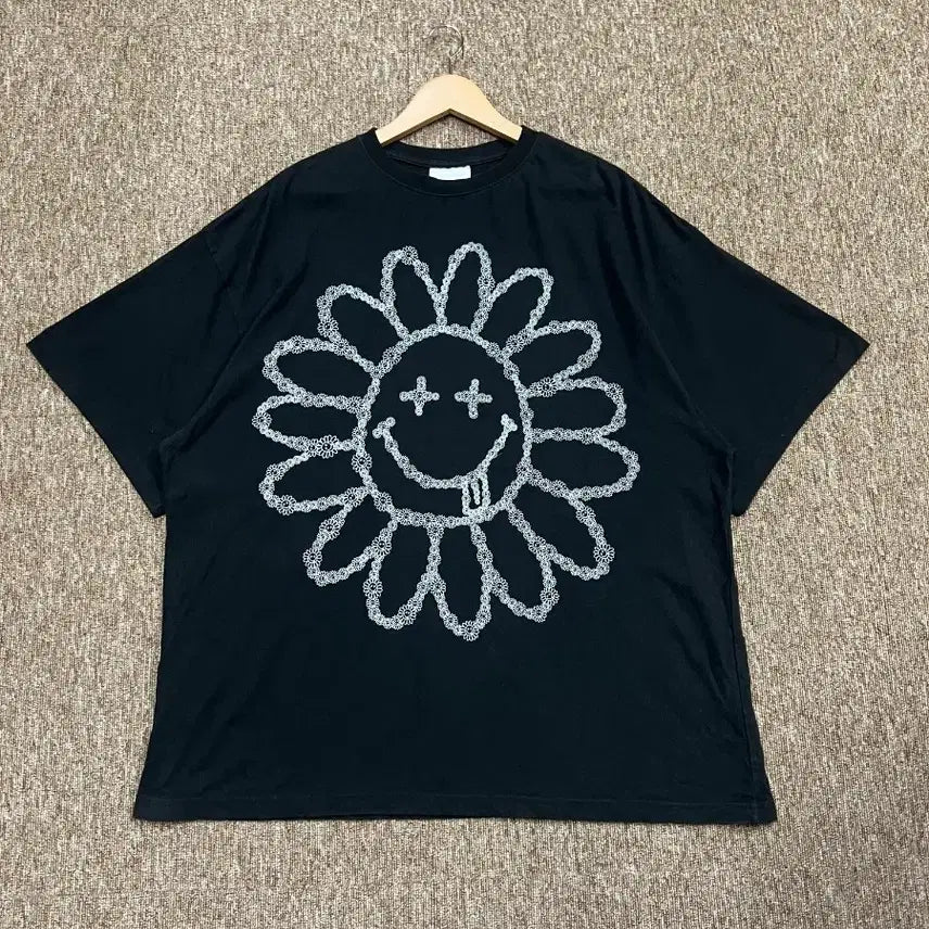[BUNJANG] Happy Planet Theme Park Oversized Flower Short-Sleeve T-Shirt Black M / 해피플래닛테마파크 오버핏 플라워 반팔티 블랙 M