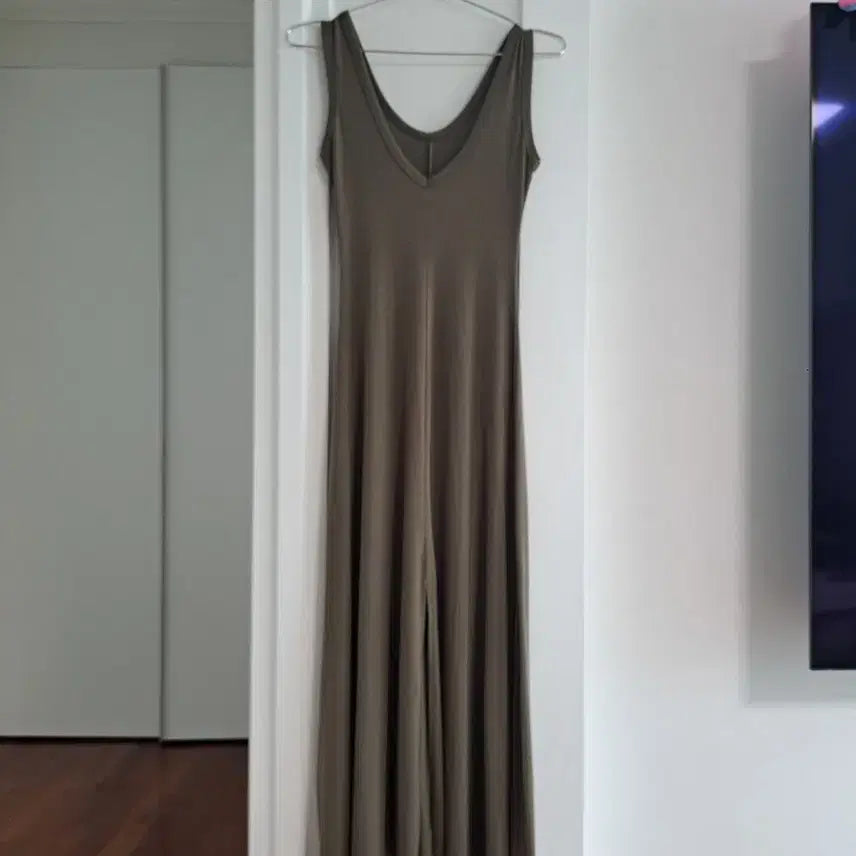 [BUNJANG] Mint Brown V-Neck Sleeveless Long Dress / 민트브라운 브이넥 슬리브리스 롱 원피스