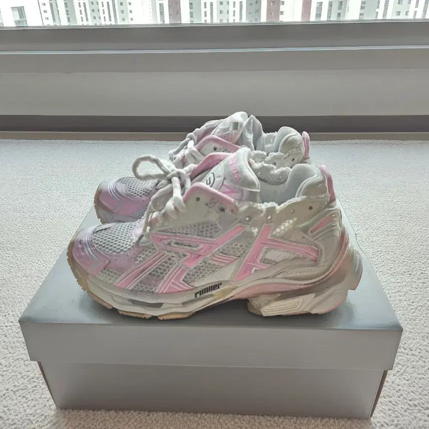 [BUNJANG] Balenciaga Runner Pink Sneakers / 발렌시아가 러너 핑크 (40)