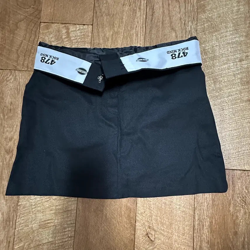[BUNJANG] Black Y2K Mini Skirt with '478 ROCK MIND' Print / 블랙 y2k 미니스커트