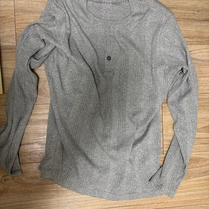 [BUNJANG] Musinsa Standard Ribbed Henley Neck Long Sleeve T-Shirt (Medium Grey) / 무신사 스탠다드 리브드 헨리 넥 [미디엄 그레이]