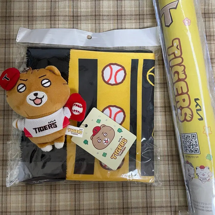 [BUNJANG] Kia Tigers Tintinkle Pitcher Plush Keychain, Cheer Towel, Paper Sticks Bundle Set / 기아 타이거즈 틴틴팅클 투수 봉제키링, 응원타월, 페이퍼스틱스 일괄