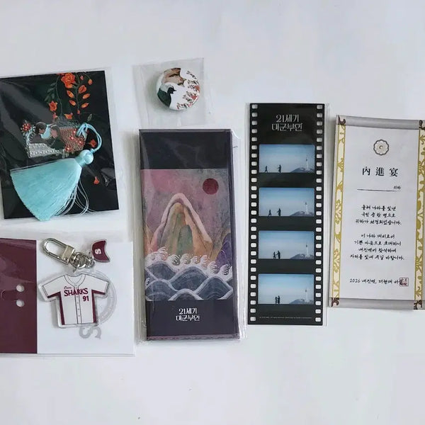 [BUNJANG] Byun Woo-seok IU Lee An Uniform Keyring, Wall Badge Folding Stand, Special Set / 21세기대군부인팝업 변우석 아이유 이안대군 유니폼키링 담벼락뱃지폴딩스탠드