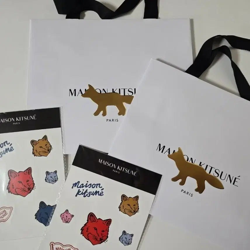 [BUNJANG] Maison Kitsuné Shopping Bag with Stickers Set / 메종키츠네 쇼핑백 (30x26x10) + 메종키츠네 스티커 새상품