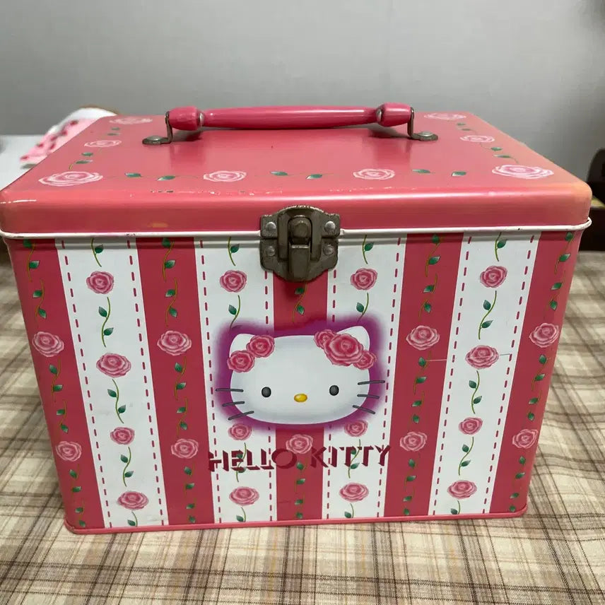 [BUNJANG] 2000s Rose Hello Kitty Tin Storage Box / 2000 고전 장미 키티 철제 보관함 틴케이스