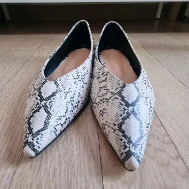 [BUNJANG] The Brill Vampy Stiletto Flat Shoes - Size 245 / 더브리 뱀피 스틸레토 플랫슈즈 -245