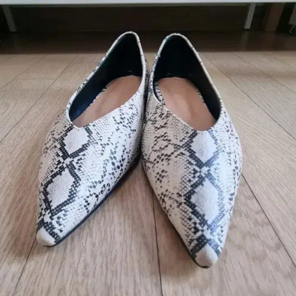 [BUNJANG] The Brill Vampy Stiletto Flat Shoes - Size 245 / 더브리 뱀피 스틸레토 플랫슈즈 -245