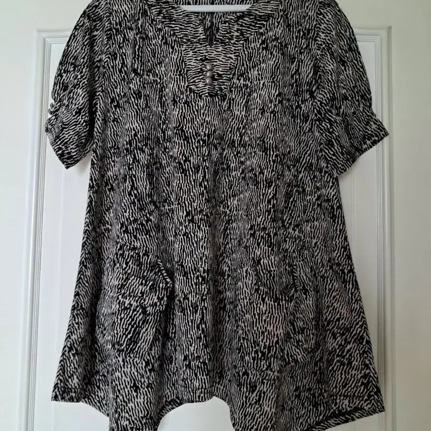 [BUNJANG] Black and White Pattern Tunic Blouse / 블랙앤화이트 패턴 튜닉 블라우스