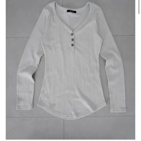[BUNJANG] White V-Neck Button Long-Sleeve T-Shirt / 화이트 브이넥 단추 긴팔 티셔츠