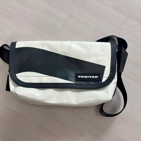 [BUNJANG] Freitag HAPao White/Black Mint Tag / 프라이탁 하파오 흰검 민트택 있음