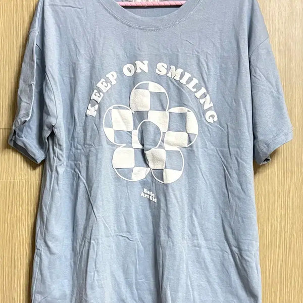 [BUNJANG] Embossed Floral Short Sleeve T-Shirt / 엠보 꽃 반팔티