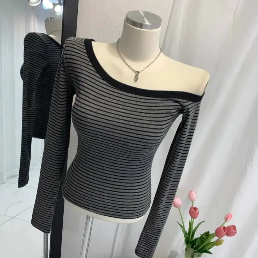 [BUNJANG] Ribbed Stripe Off-Shoulder Long Sleeve T-Shirt / 골지 단가라 오프숄더 긴팔 티셔츠