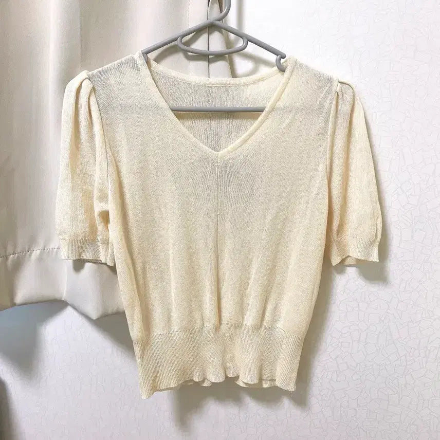 [BUNJANG] Puff V-Neck Top / 퍼프 브이넥