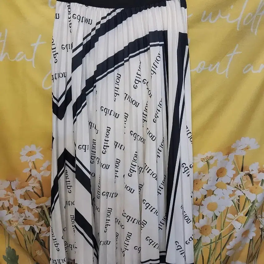 [BUNJANG] Creatore Logo Pattern Pleated Long Skirt / F]     CREATORE 로고 패턴 플리츠 밴딩 롱스커트
