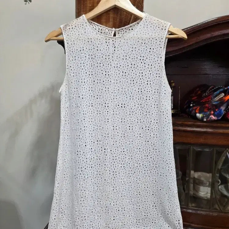 [BUNJANG] White Eyelet Punch Sleeveless Tunic / Mini Dress / [44~마른55]화이트 아일렛 펀칭 민소매 튜닉/미니 원피스