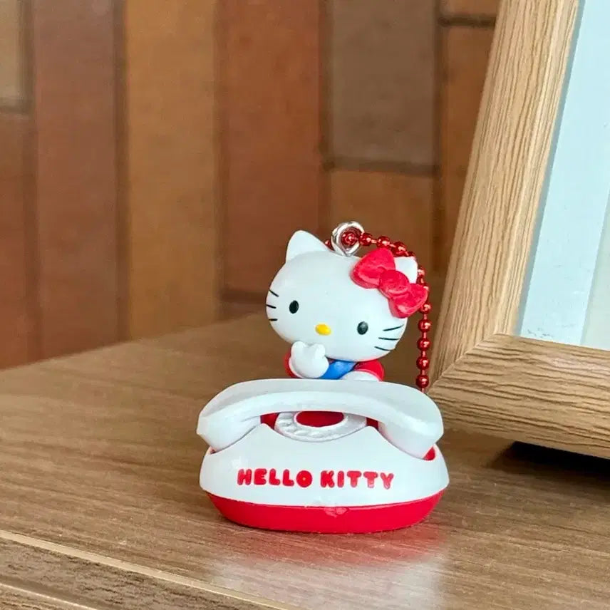 [BUNJANG] Hello Kitty 50th Anniversary Retro Miniatures Gacha Keychain (New) / (일본/새상품) 키티 고전 50주년 기념 레트로 소품 가챠 헬로키티 키링
