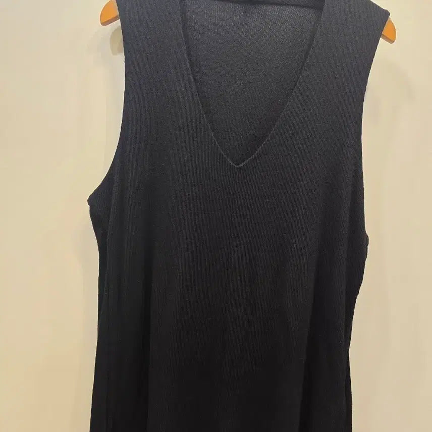[BUNJANG] Massimo Dutti Sleeveless V-Neck Knit Black / 마시모두띠 민소매 브이넥 니트 블랙