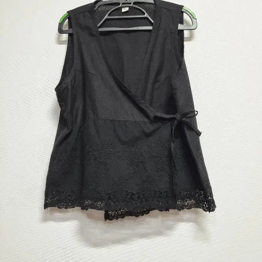 [BUNJANG] Ossu Black Lace Sleeveless Wrap Vest / ossu 블랙 레이스 민소매 랩 베스트
