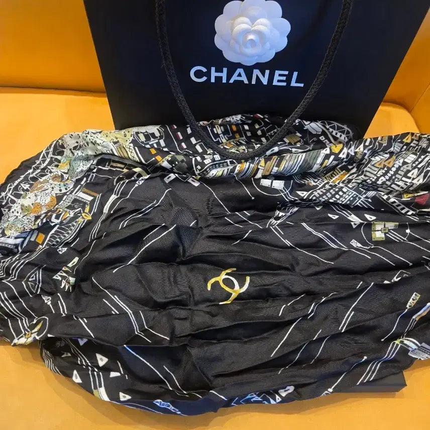 [BUNJANG] Chanel Scarf Black Gold Logo / 샤넬 스카프 블랙 골드 로고 == 문의주심 추가 DC ㄱㄱ