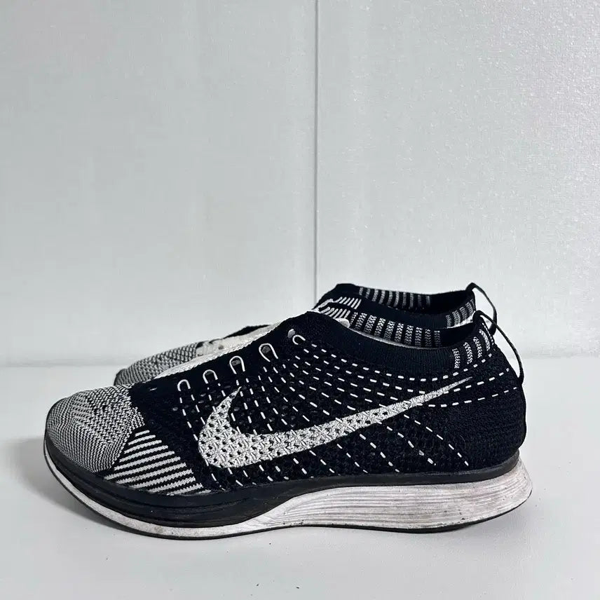 [BUNJANG] Nike Flyknit Racer Black White Sneakers (US 7) / 나이키 플라이니트 레이서 블랙 화이트(250)