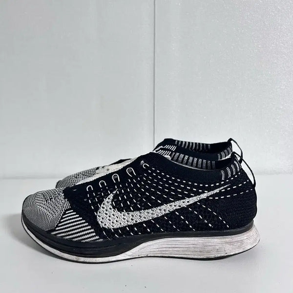 [BUNJANG] Nike Flyknit Racer Black White Sneakers (US 7) / 나이키 플라이니트 레이서 블랙 화이트(250)