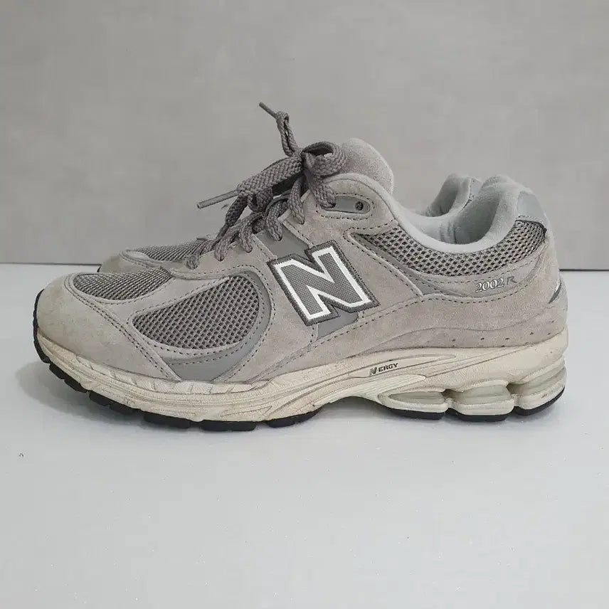 [BUNJANG] New Balance 2002R Grey Sneakers (255mm) / 뉴발란스 2002R 그레이 (255)