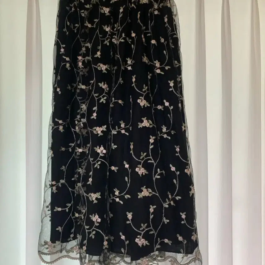 [BUNJANG] MilkCocoa Floral Embroidered Flare Skirt (M) / [새상품] 밀크코코아 꽃자수 플레어 샤스커트 M