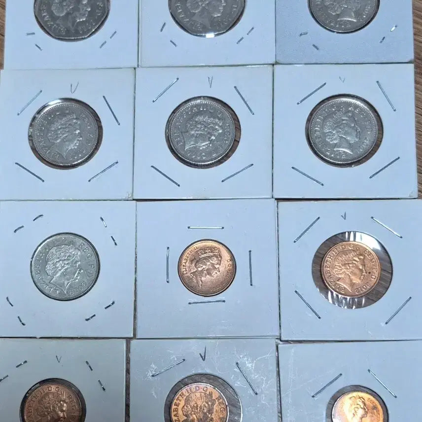 [BUNJANG] Queen Elizabeth II Commemorative Coin Collection - 12-Piece Bundle / 영국  엘리자베스 2세. 서거후P 오름세  줄세우기12점 일괄