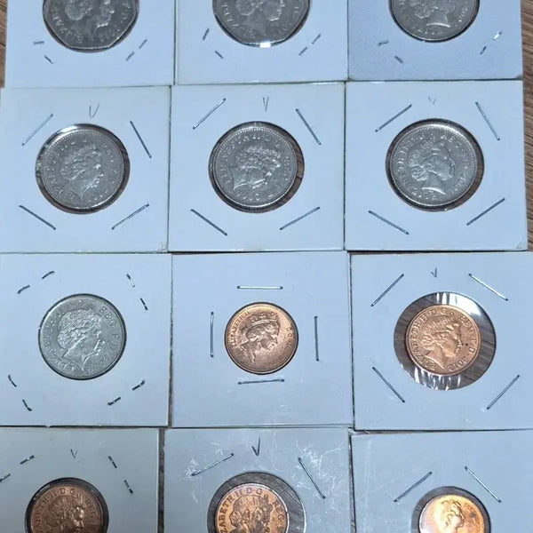 [BUNJANG] Queen Elizabeth II Commemorative Coin Collection - 12-Piece Bundle / 영국  엘리자베스 2세. 서거후P 오름세  줄세우기12점 일괄