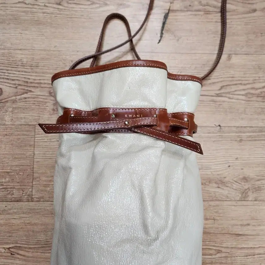 [BUNJANG] KWANI Bucket Shoulder Bag Ivory/Brown / KWANI 숄더백 아이보리/브라운