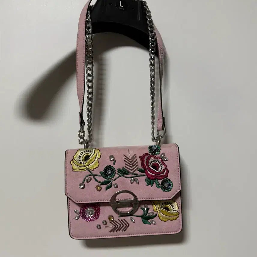 [BUNJANG] Pink Floral Embroidered Chain Shoulder Bag / 핑크색 꽃자수 체인 숄더백
